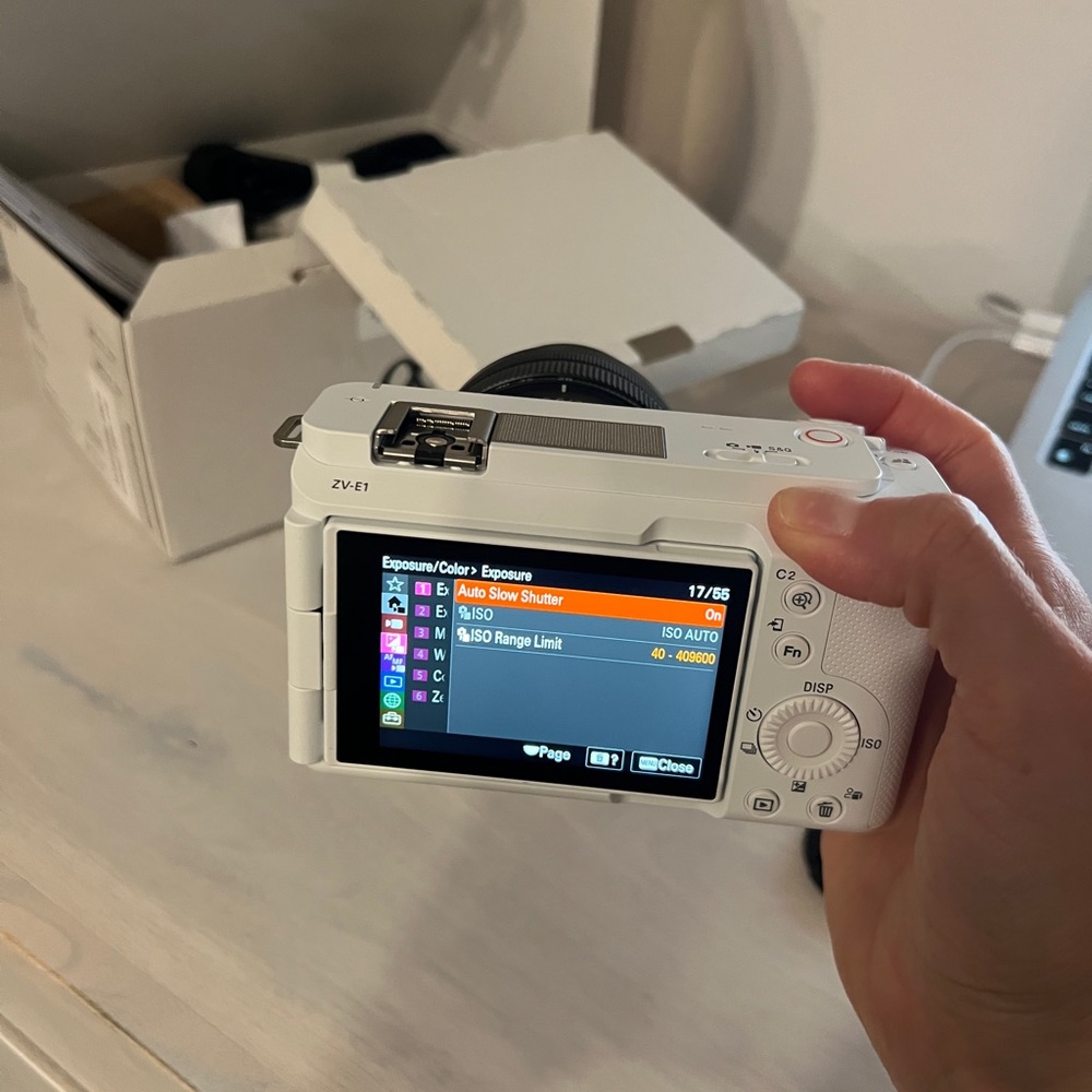 Sony ZV-E1 Mirrorless Camera with 28-60mm Lens - white - Picture 8 of 10